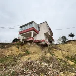 Heyelan sonrası hasar gören yol ve yapılar