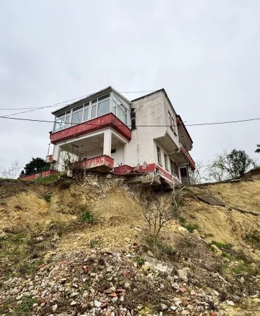 Heyelan sonrası hasar gören yol ve yapılar