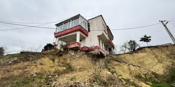 Trabzon heyelan bölgesine konteyner desteği