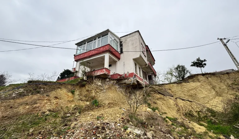 Heyelan sonrası hasar gören yol ve yapılar