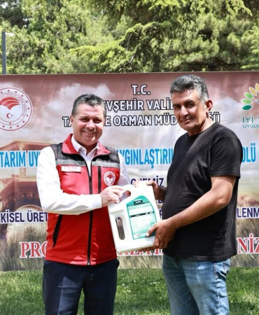 Nevşehir'de düzenlenen törende üreticilere organik sıvı gübre dağıtımı yapılıyor